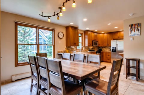 Ravens Bungalow_dining area