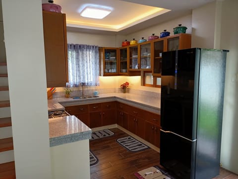 Fridge, oven, stovetop, coffee/tea maker