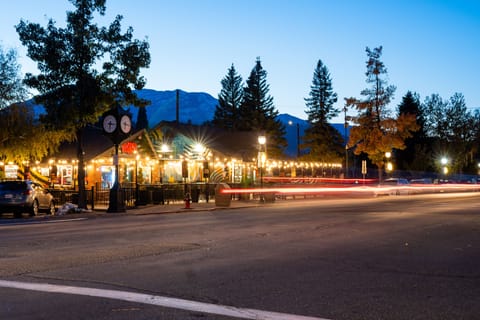 Lots of cafes and coffee shops in downtown Mt Shasta City