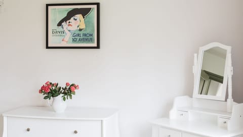 Bedroom Two, Chestnut Cottage, Bolthole Retreats