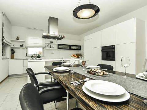 Cabinetry, Property, Table, Countertop, White, Kitchen Appliance, Kitchen, Building, Interior Design, Dishware