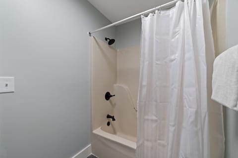 Combined shower/tub, towels