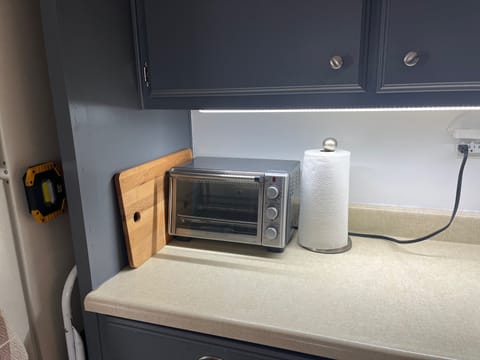 Fridge, oven, stovetop, coffee/tea maker