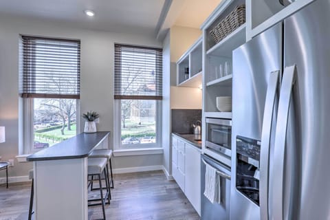 Fully Equipped Kitchenette | Dishware & Flatware | Ice Maker