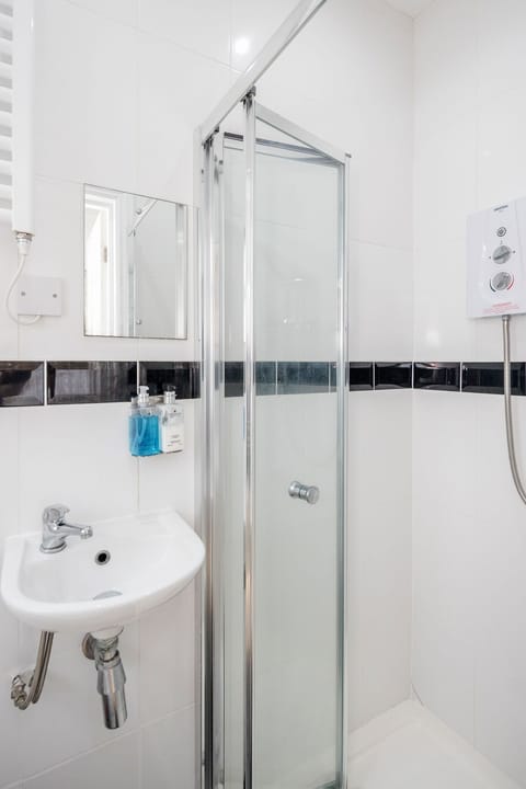 Combined shower/tub, hair dryer, towels