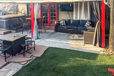 Outdoor Entertainment Space | Gas Grill | Hot Tub | Smart TV