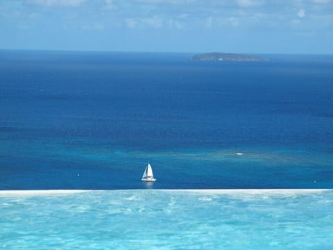 Beach nearby, sun loungers, beach towels