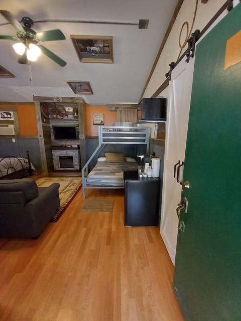 Private kitchen | Fridge, microwave, coffee/tea maker, toaster