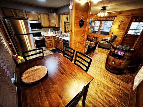 Full kitchen w/new stainless appliances, table for 4 and video game barrel