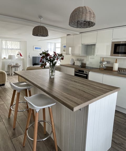 Well-equipped kitchen with breakfast bar area