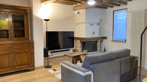 Smart TV, fireplace