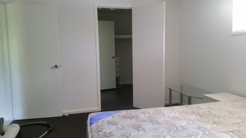 3 bedrooms, desk, iron/ironing board, bed sheets