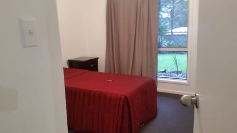 3 bedrooms, desk, iron/ironing board, bed sheets