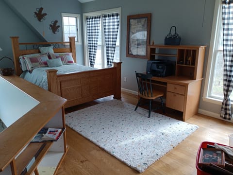 4 bedrooms, desk, iron/ironing board, free WiFi