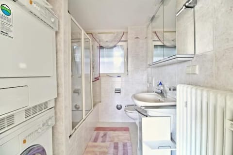 Combined shower/tub