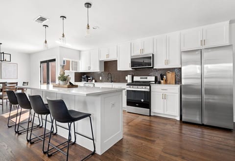 Private kitchen | Fridge, microwave, oven, stovetop