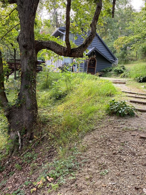 Quaint walkway to the cabin--Not handicap accessible.