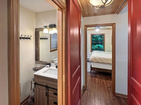 Twin Pines main level king and bathroom -b