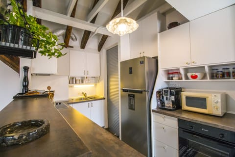 Modern and fully equipped kitchen (fridge, microwave, coffee maker, toaster, etc