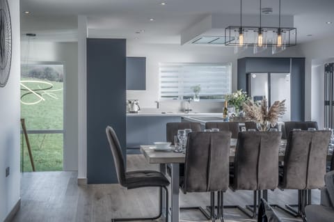 Sunrise - 5 Bedroom Luxurious Holiday Home - Pendine (8245)