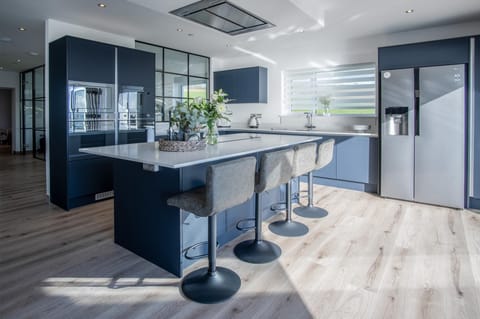 Sunrise - 5 Bedroom Luxurious Holiday Home - Pendine (8294)