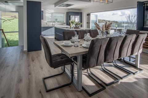 Sunrise - 5 Bedroom Luxurious Holiday Home - Pendine (8248)