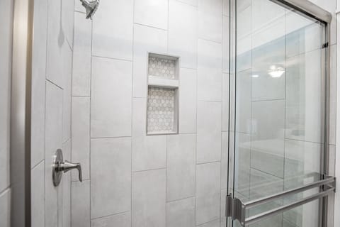 Combined shower/tub, towels