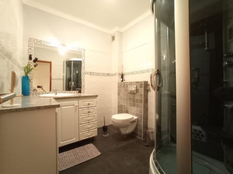 Combined shower/tub, bidet