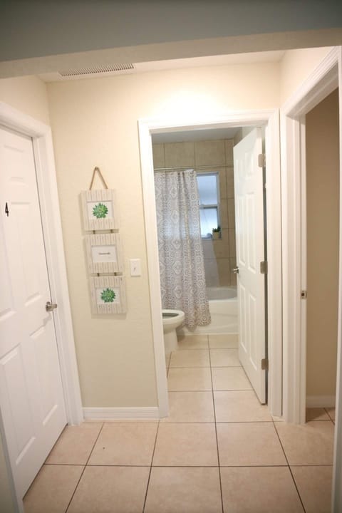 Combined shower/tub, towels, toilet paper