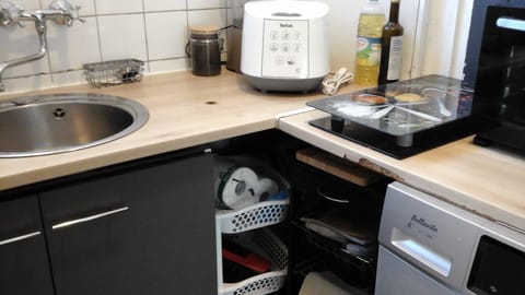 Fridge, oven, stovetop, coffee/tea maker