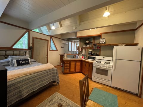 Separate Guest Cottage with Queen bed and kitchenette
