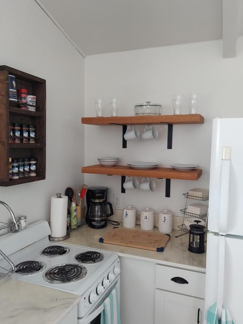 Fridge, oven, stovetop, coffee/tea maker