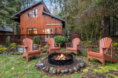 Welcome to Riverside Retreat! Please enjoy this one of a kind mountain paradise in the heart of Rhododendron.
