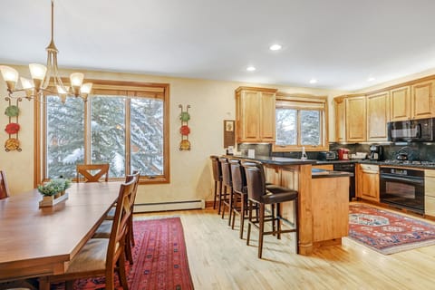 Flooring, Hardwood, Floor, Room, Indoors