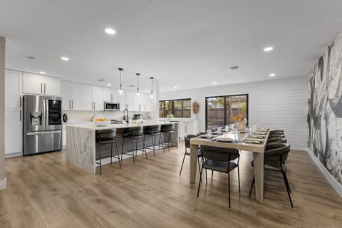 🍽️ Host-worthy and fully equipped — this luxurious kitchen is the heart of your stay.