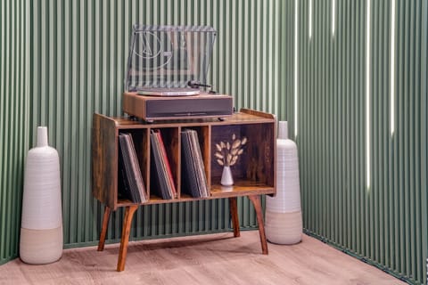 🎶 Spin vintage records and vibe in the ultimate retro-chic living space.
