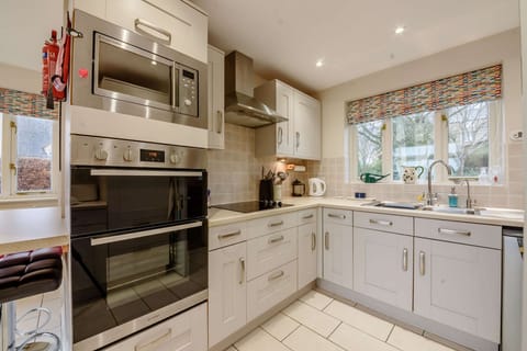 Landgate House Kitchen - StayCotswold