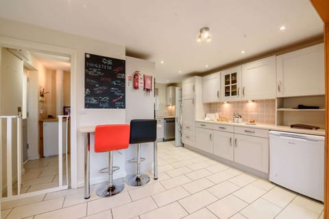 Landgate House Kitchen - StayCotswold