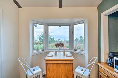 Breakfast Nook | Dishware & Flatware Provided