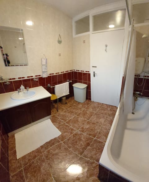 Combined shower/tub, hair dryer, towels, soap