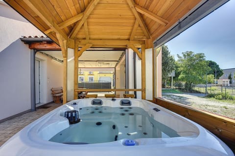 Outdoor spa tub