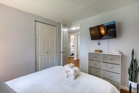 4 bedrooms, hypo-allergenic bedding, memory foam beds, desk