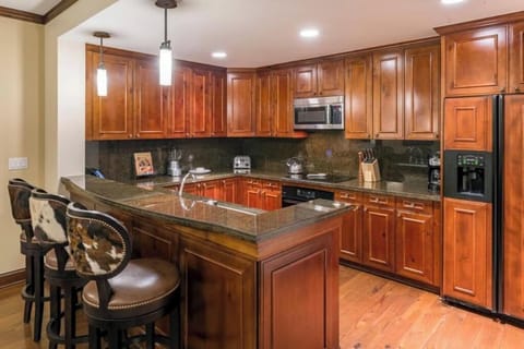 Fully equipped kitchen with breakfast bar