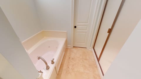 Combined shower/tub, jetted tub, hair dryer, towels