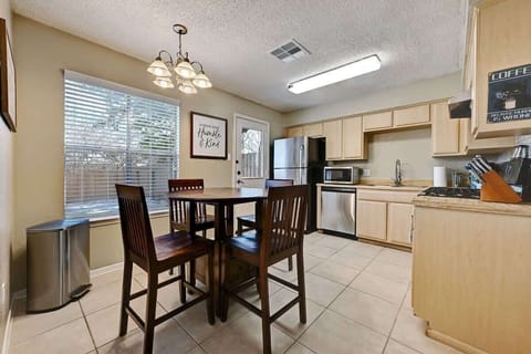 Little dining area for companying the chef when they cook.