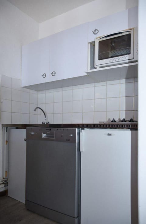 Fridge, microwave, dishwasher, coffee/tea maker