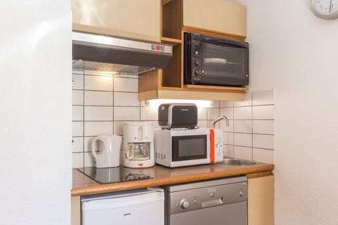 Fridge, dishwasher, coffee/tea maker, toaster