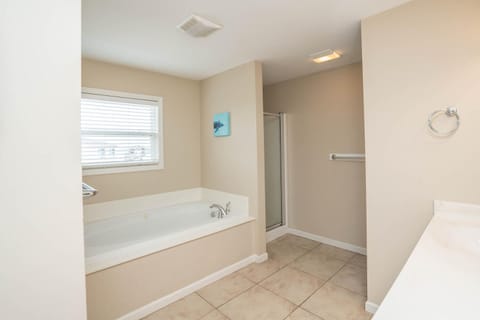 Combined shower/tub, jetted tub, hair dryer, towels