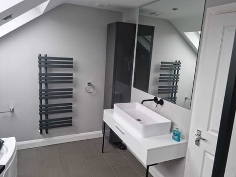 Combined shower/tub, towels