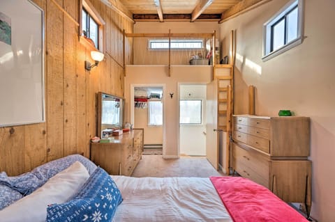 3 bedrooms, desk, travel crib, internet